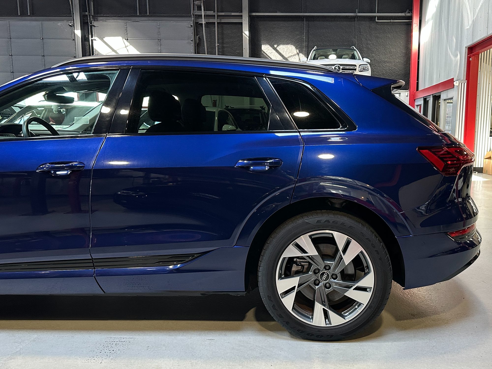 2021 Audi e-tron Premium photo 2