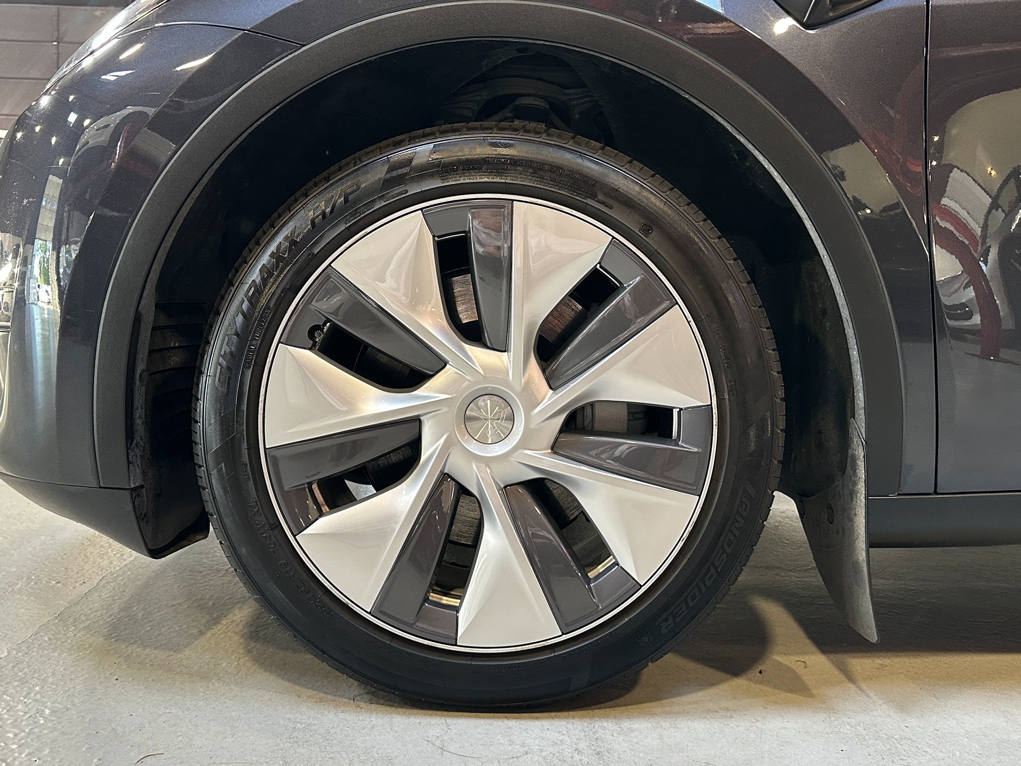 2024 Tesla Model Y Long Range photo 3