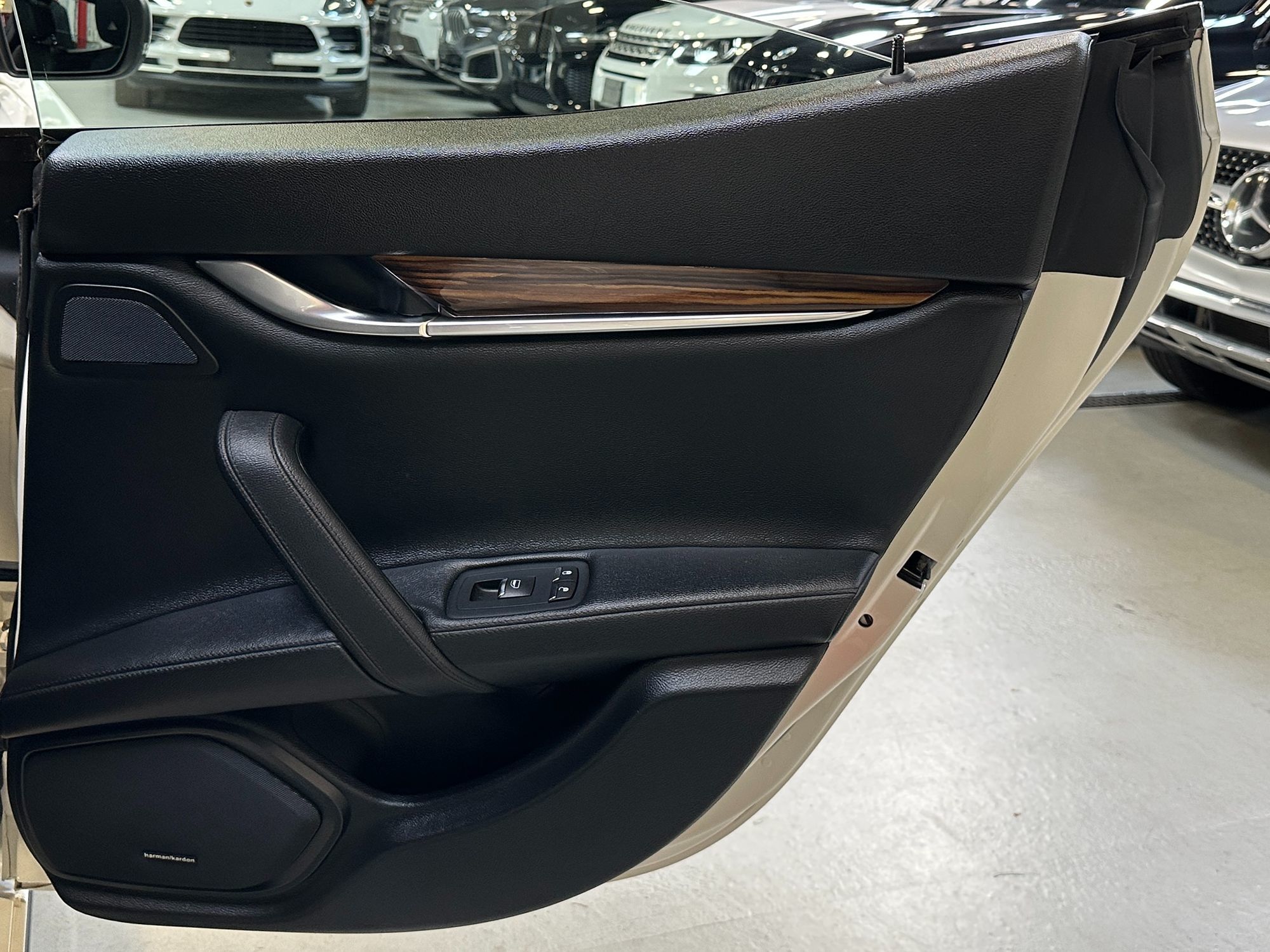 Photo 28 of this Maserati Ghibli