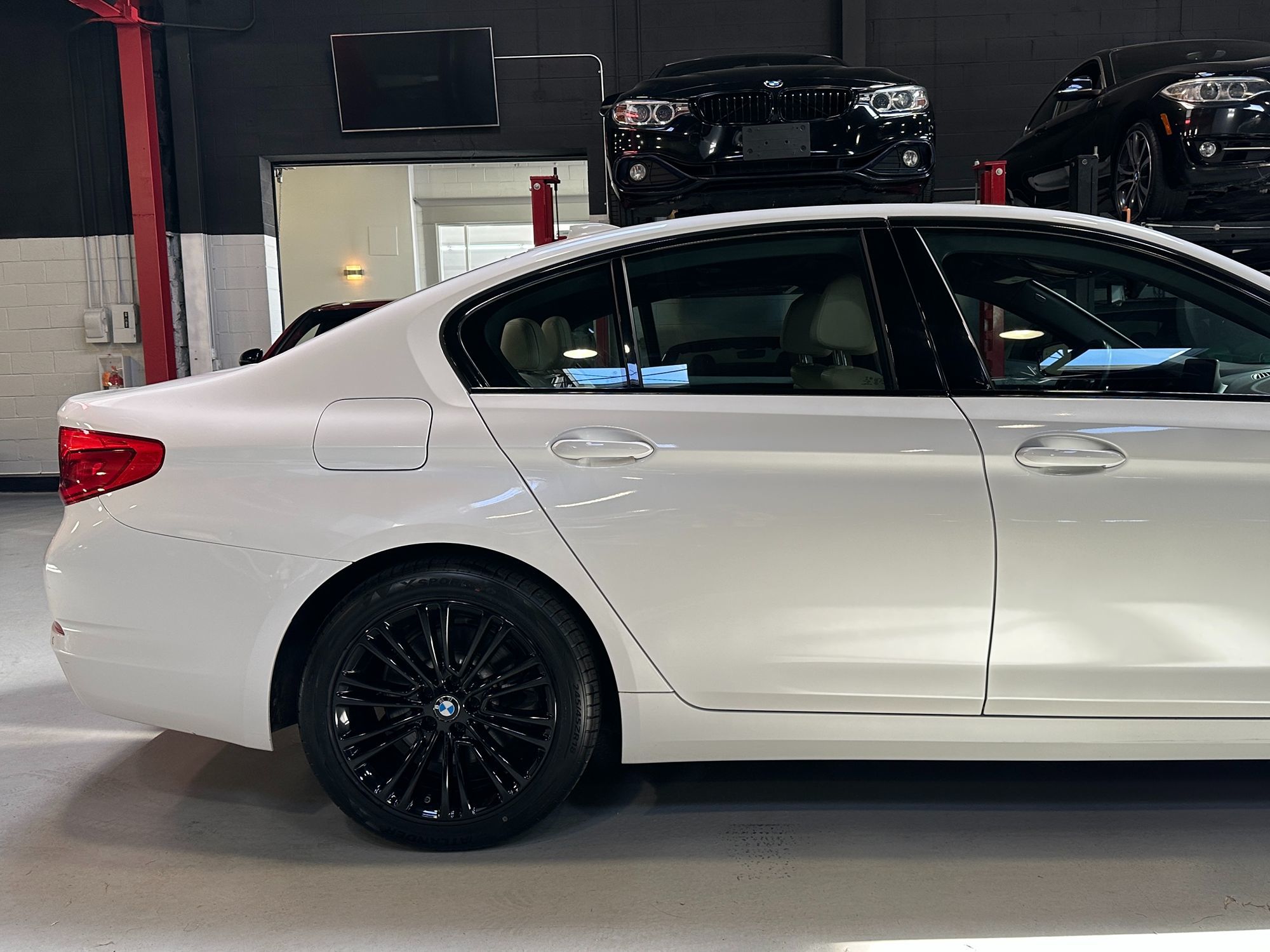 Photo 9 of this BMW 5 Series