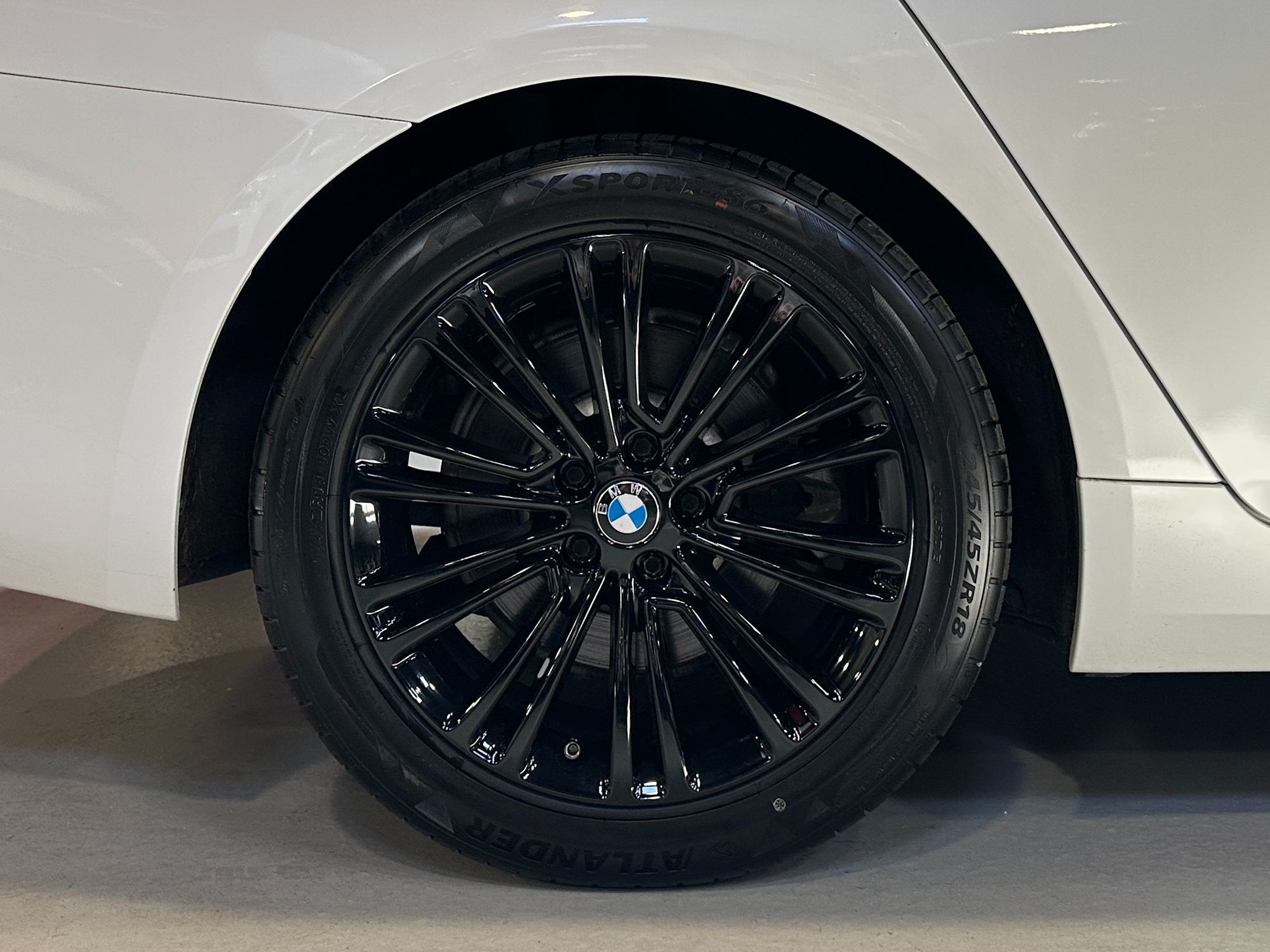 Photo 10 of this BMW 5 Series