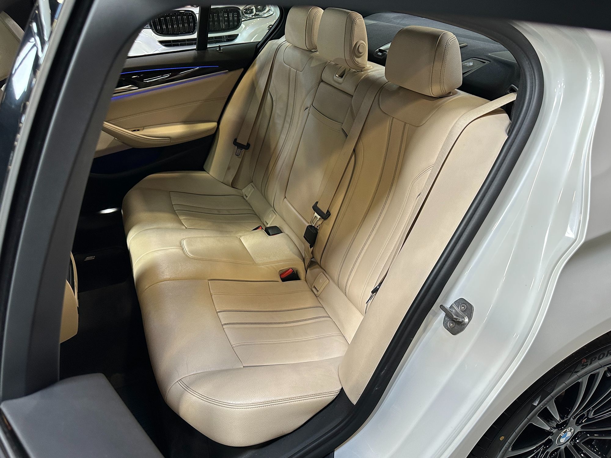 Photo 26 of this BMW 5 Series