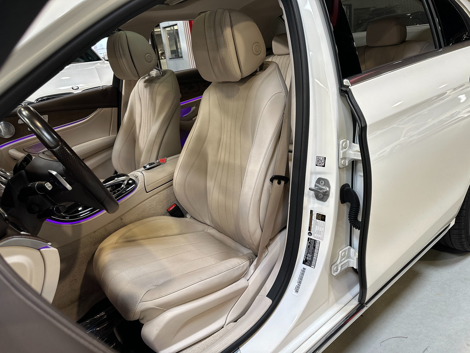Photo 15 of this Mercedes-Benz E 300