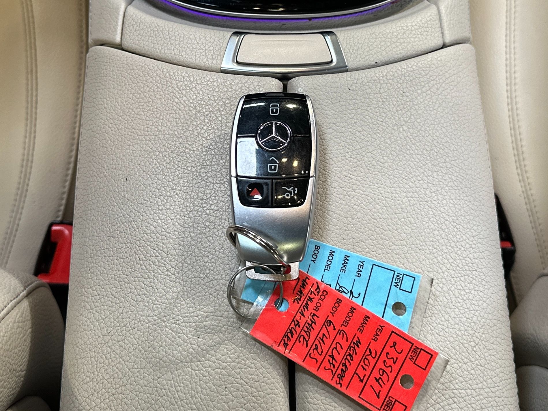 Photo 33 of this Mercedes-Benz E 300