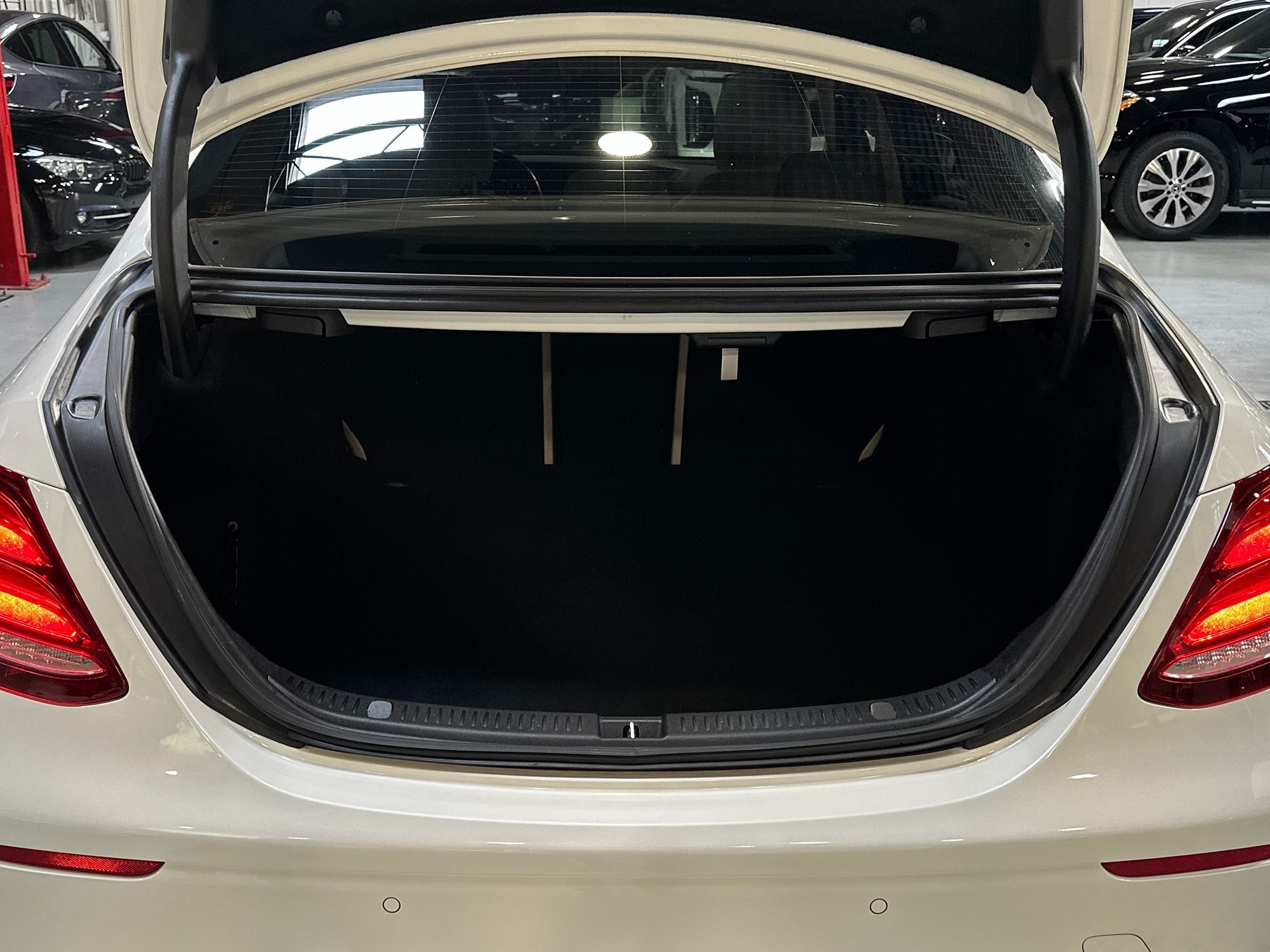 Photo 32 of this Mercedes-Benz E 300