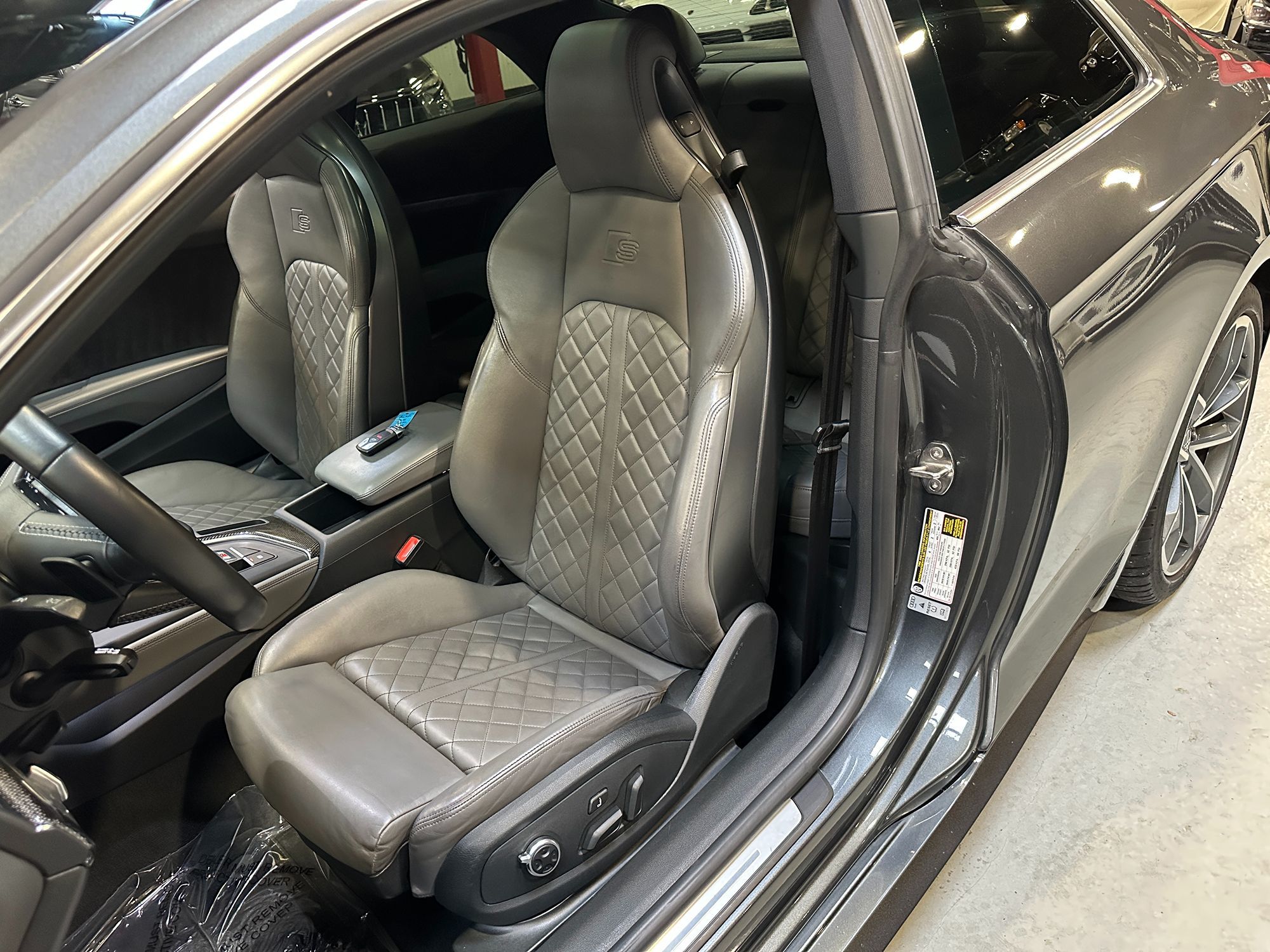 Photo 16 of this Audi S5 Coupe