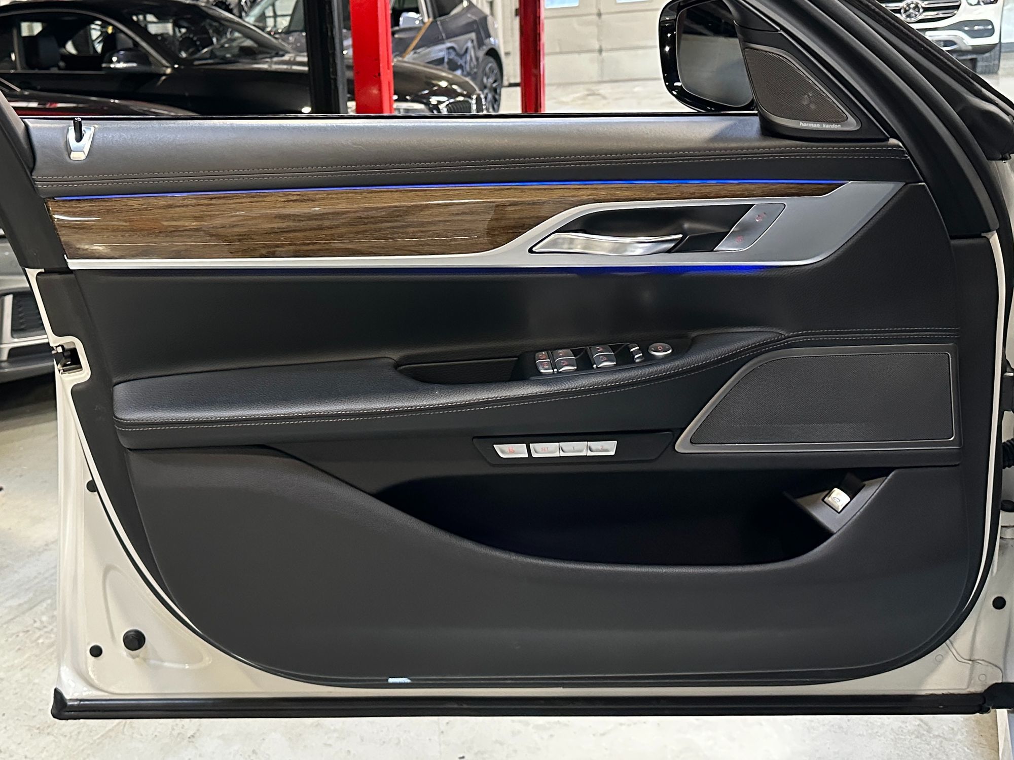 Photo 15 of this BMW 7 Series