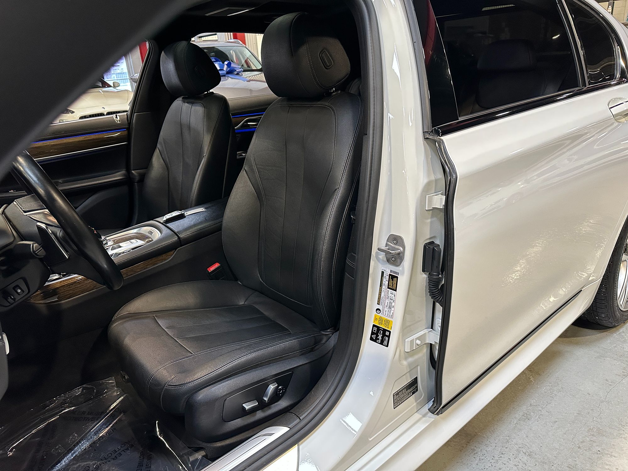 Photo 16 of this BMW 7 Series