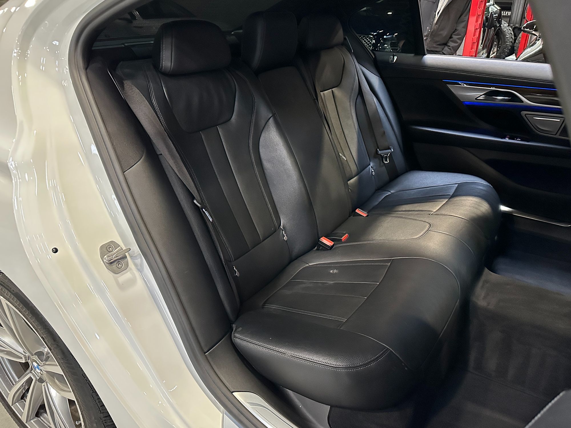 Photo 27 of this BMW 7 Series