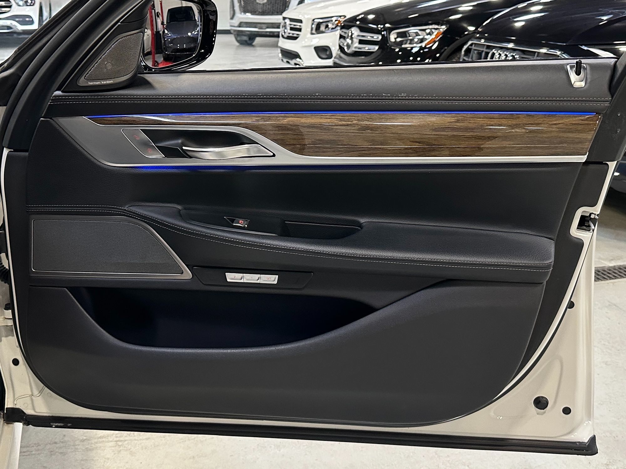 Photo 29 of this BMW 7 Series
