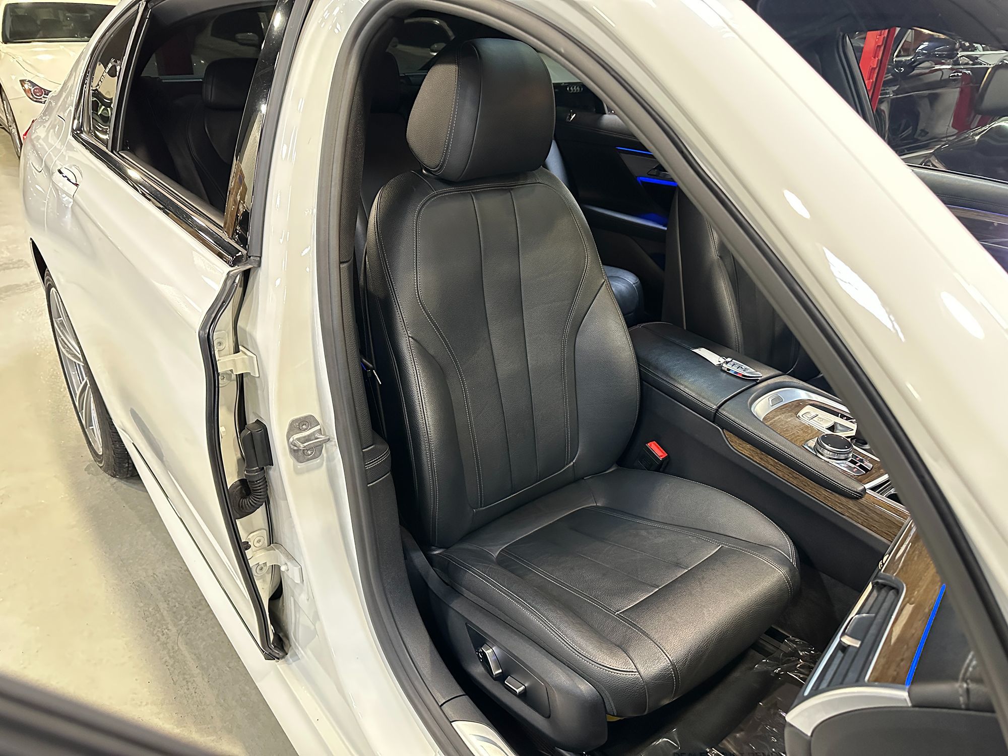 Photo 30 of this BMW 7 Series