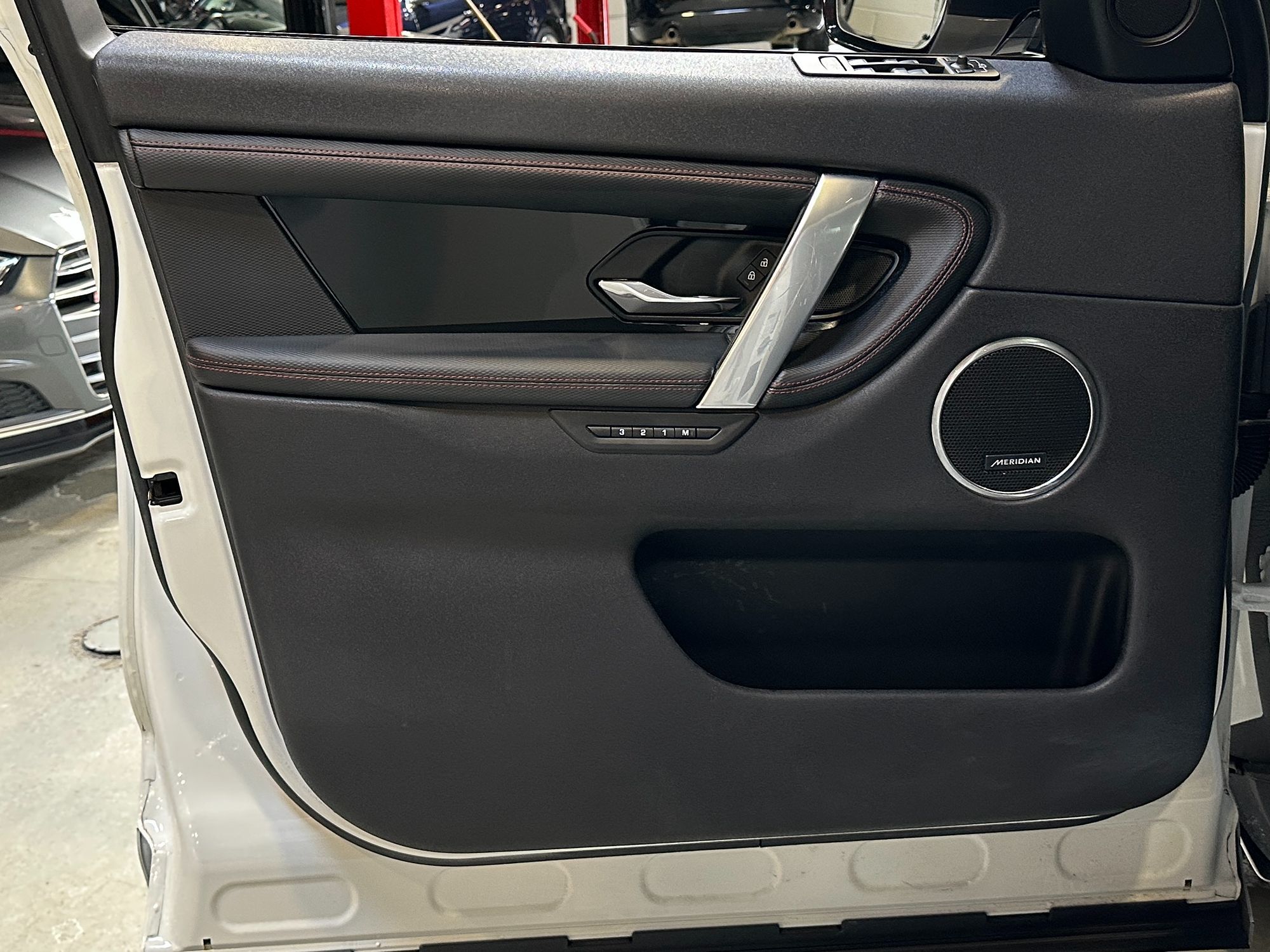Photo 13 of this Land Rover Discovery Sport