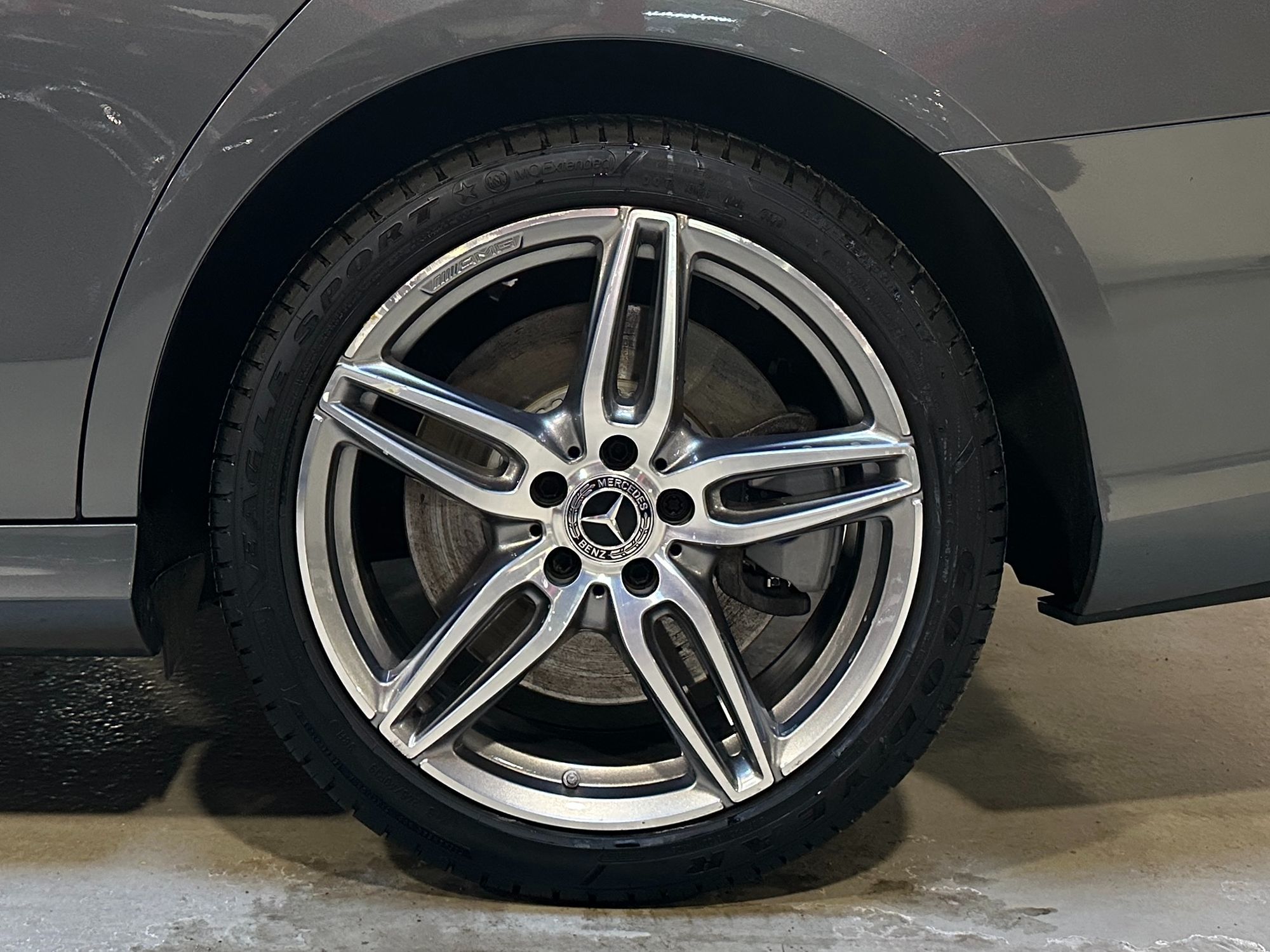 Photo 5 of this Mercedes-Benz E 400