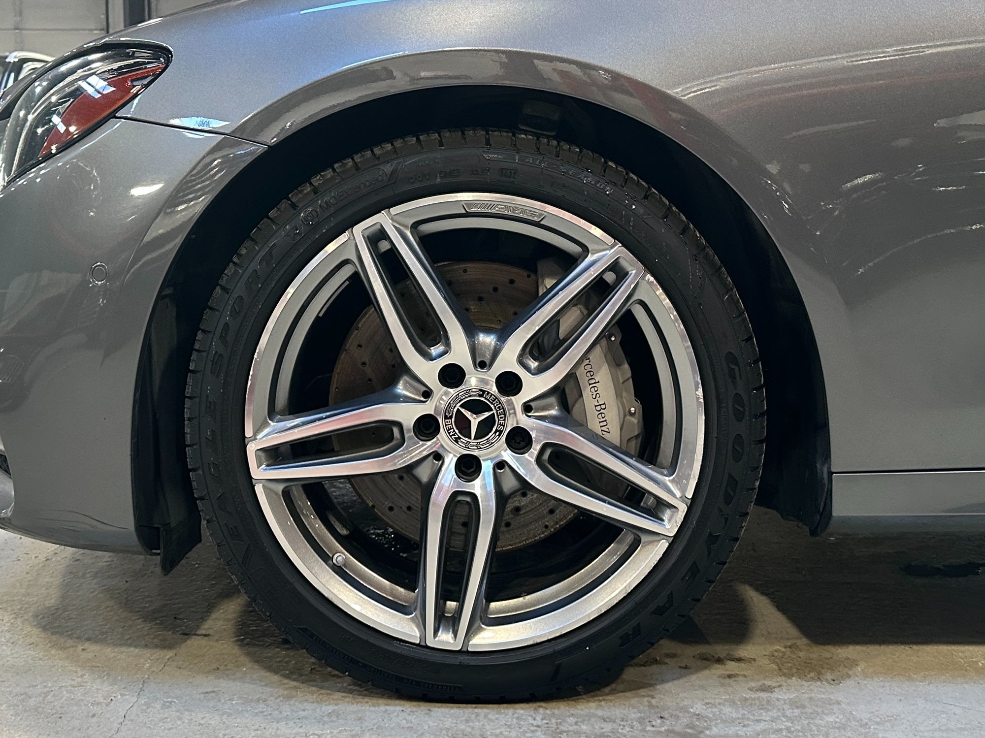 Photo 3 of this Mercedes-Benz E 400