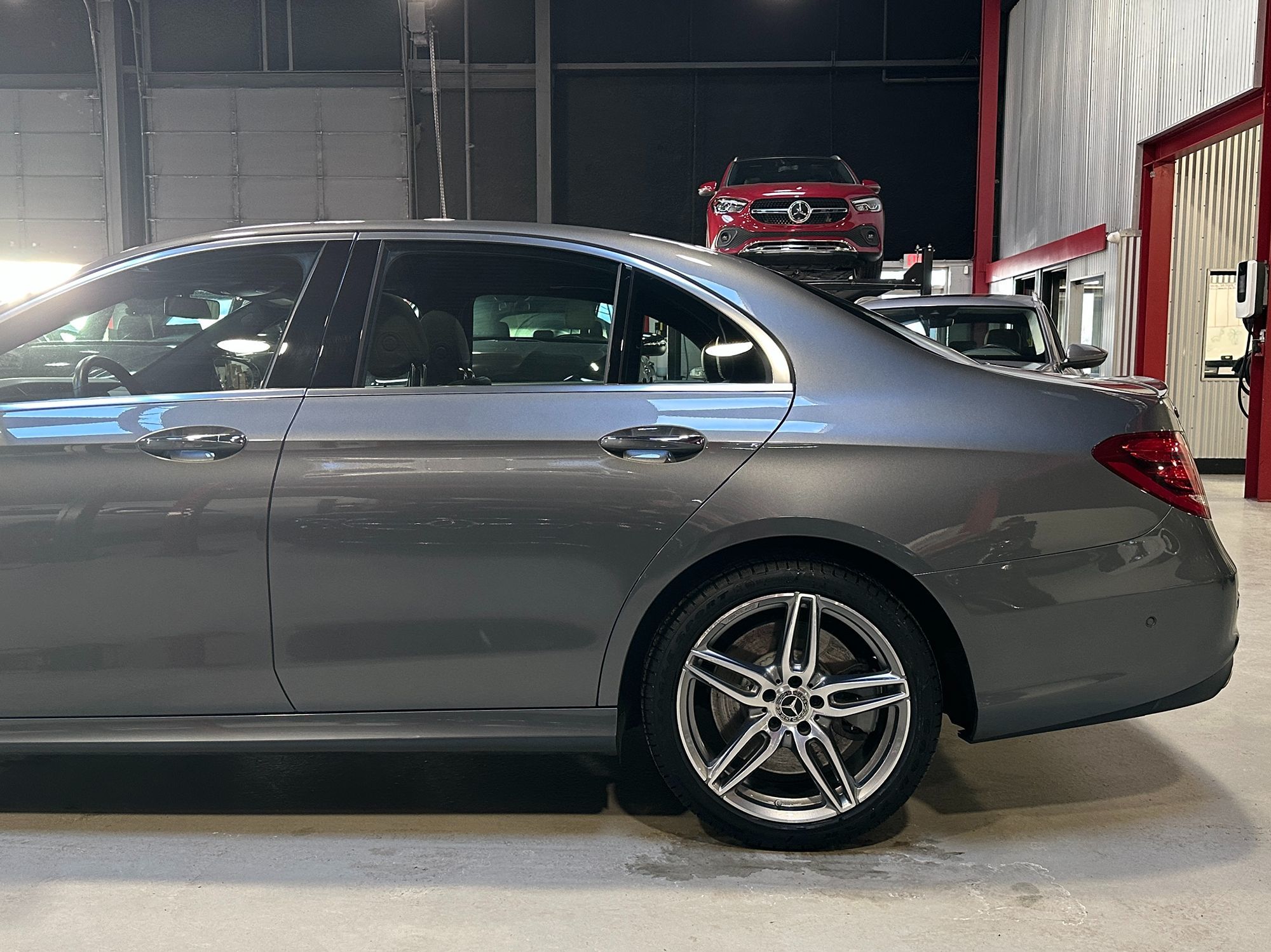 Photo 4 of this Mercedes-Benz E 400