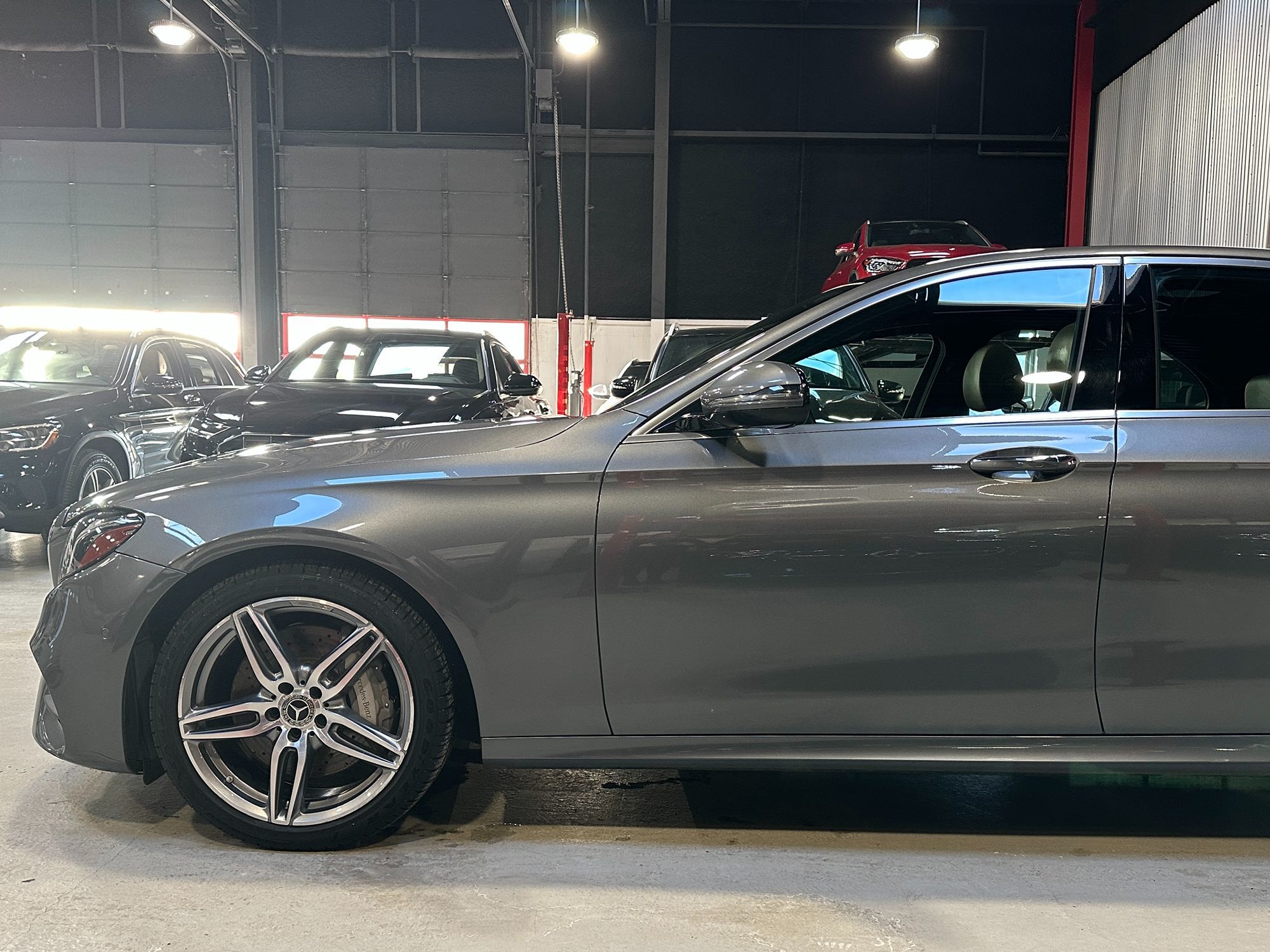 Photo 2 of this Mercedes-Benz E 400