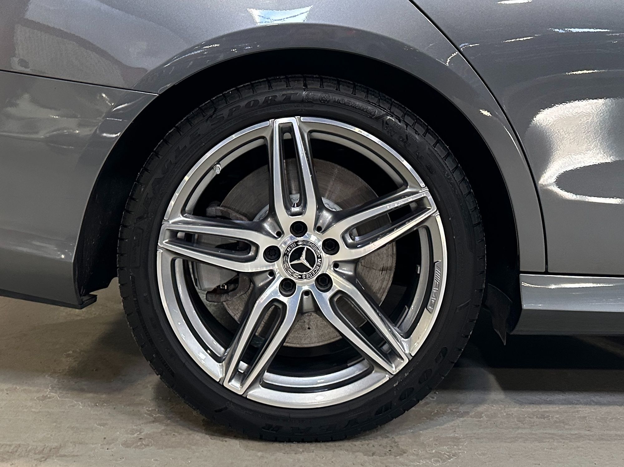 Photo 10 of this Mercedes-Benz E 400