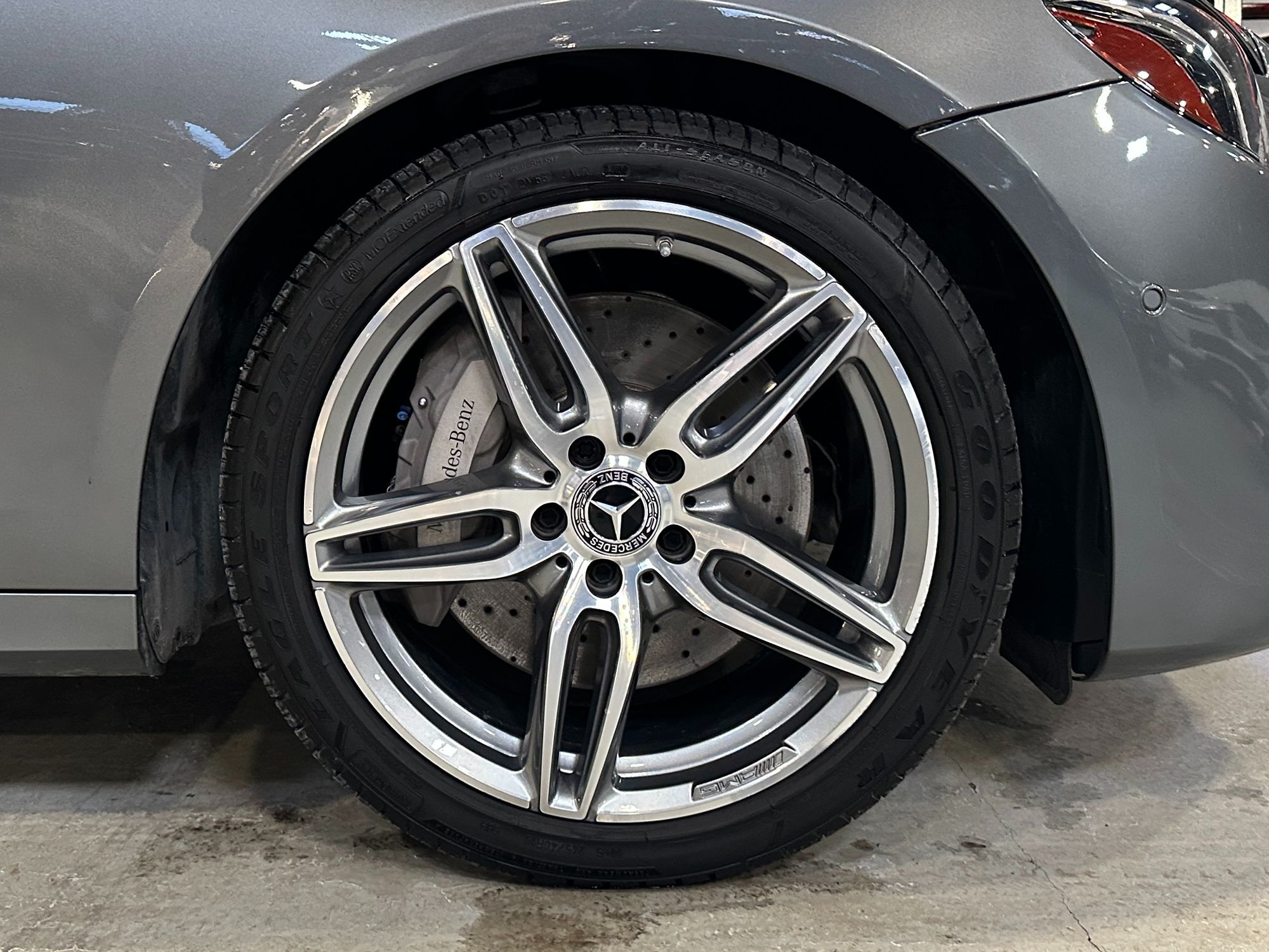 Photo 12 of this Mercedes-Benz E 400