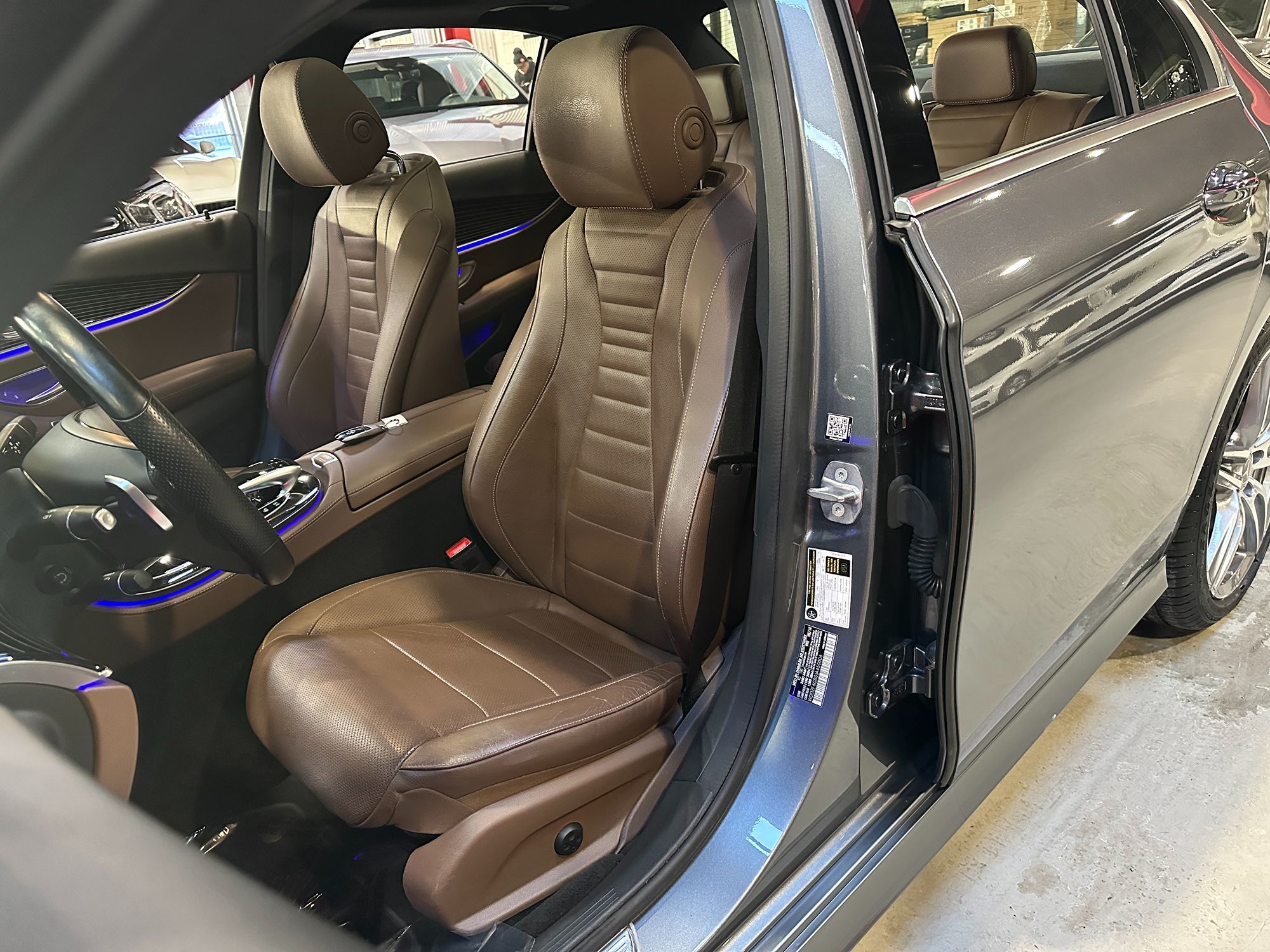 Photo 16 of this Mercedes-Benz E 400