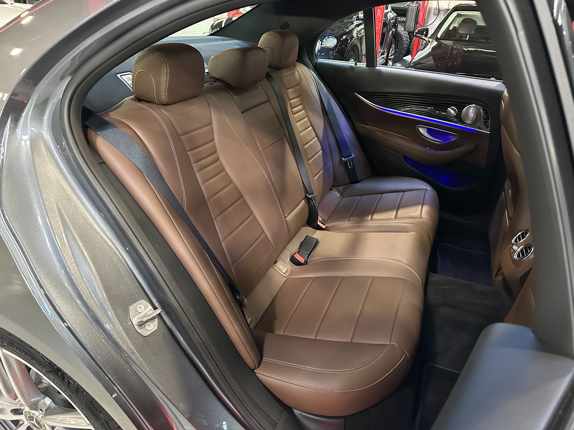 Photo 27 of this Mercedes-Benz E 400