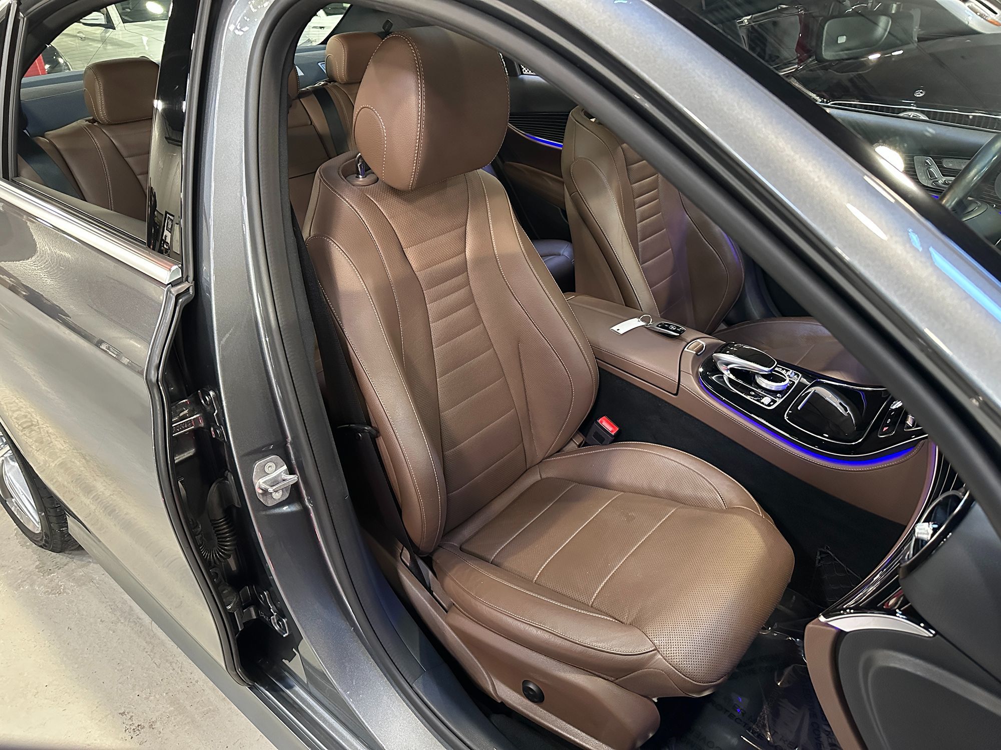 Photo 30 of this Mercedes-Benz E 400