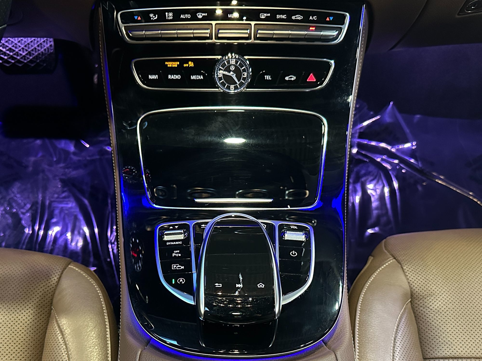 Photo 23 of this Mercedes-Benz E 400