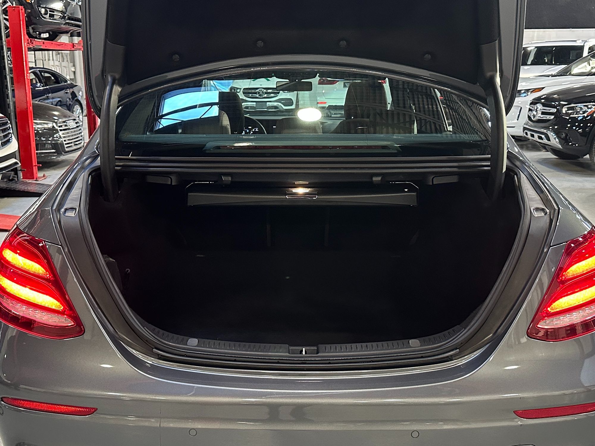 Photo 33 of this Mercedes-Benz E 400