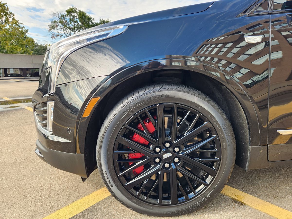 2022 Cadillac XT5 Sport photo 2