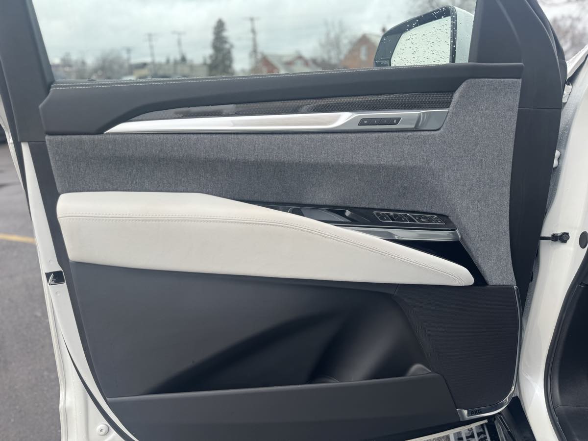 2025 Cadillac Escalade ESV V-Series - Photo 14