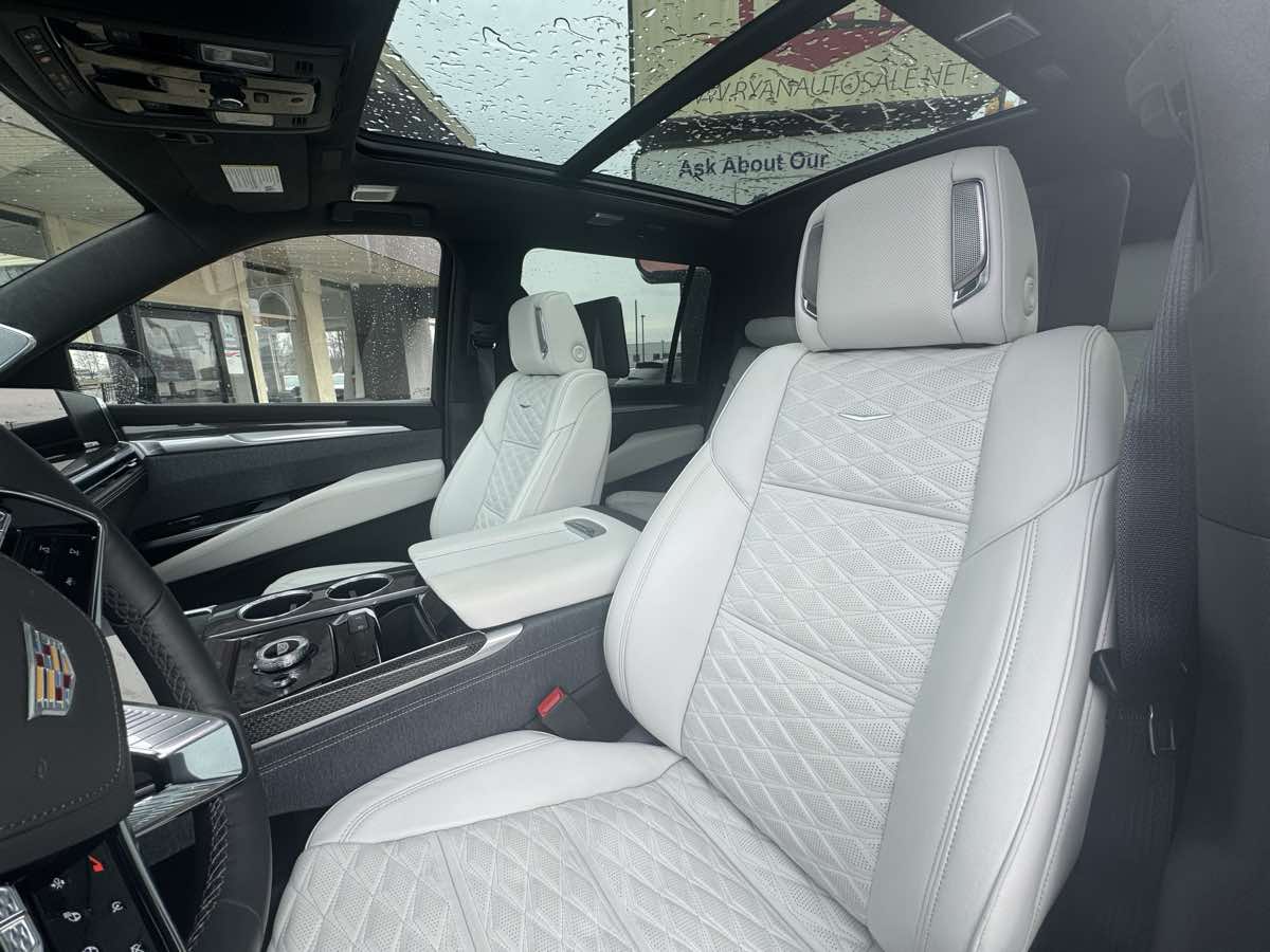 2025 Cadillac Escalade ESV V-Series - Photo 16