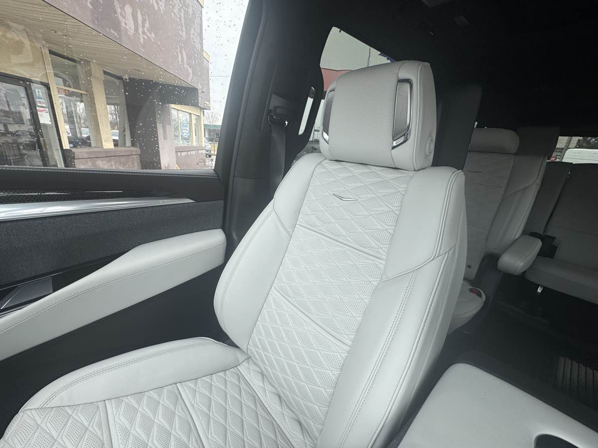 2025 Cadillac Escalade ESV V-Series - Photo 32