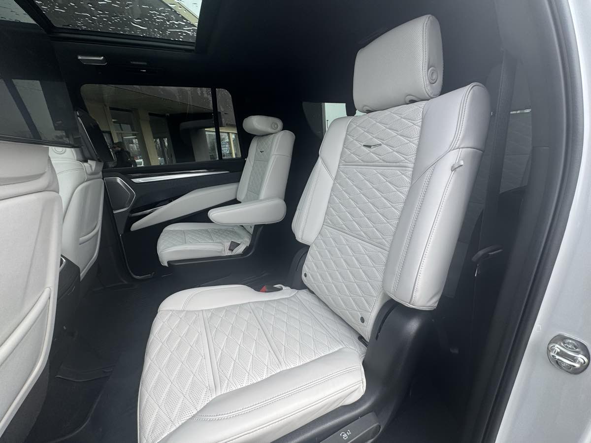 2025 Cadillac Escalade ESV V-Series - Photo 35