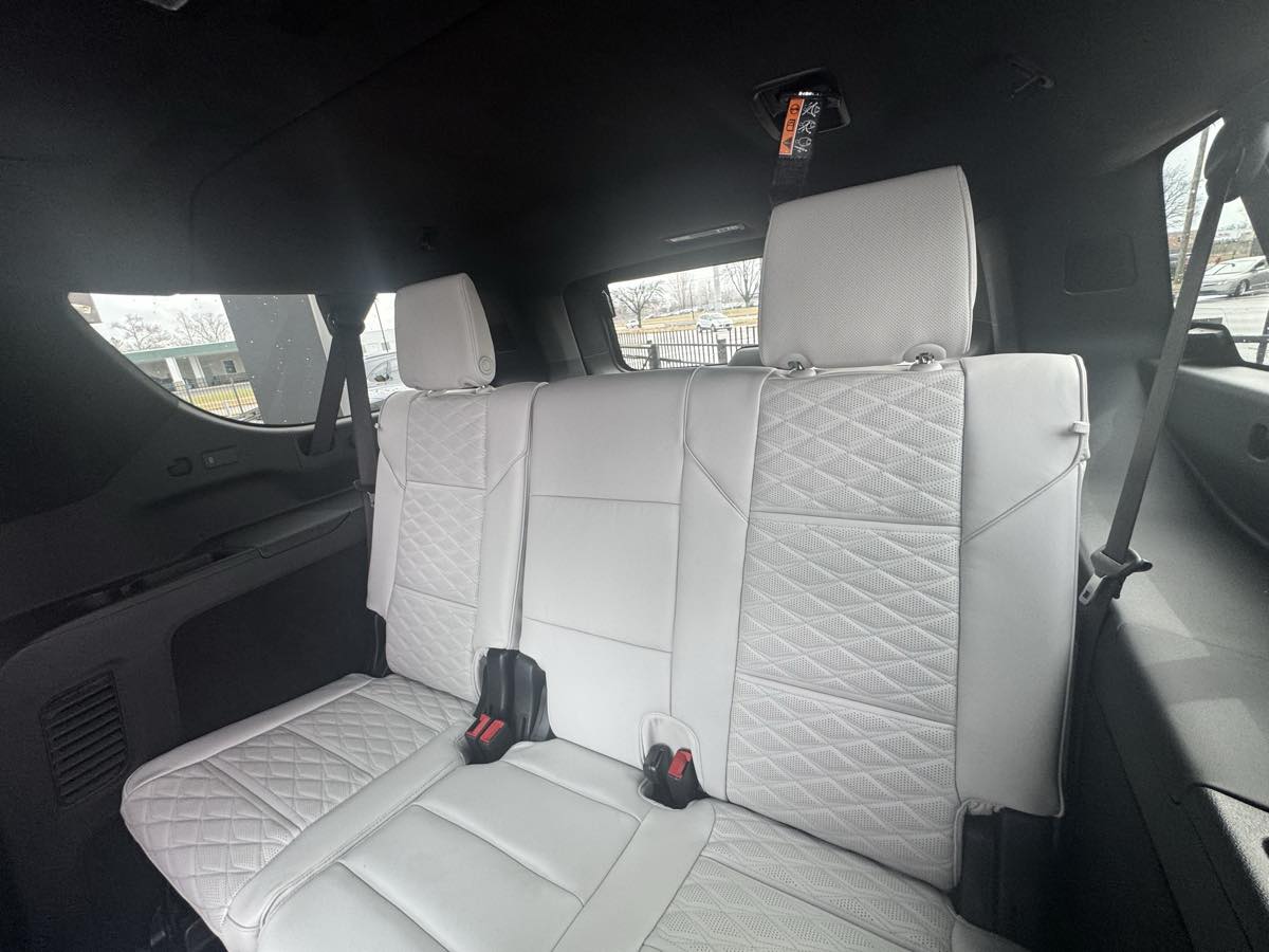 2025 Cadillac Escalade ESV V-Series - Photo 36
