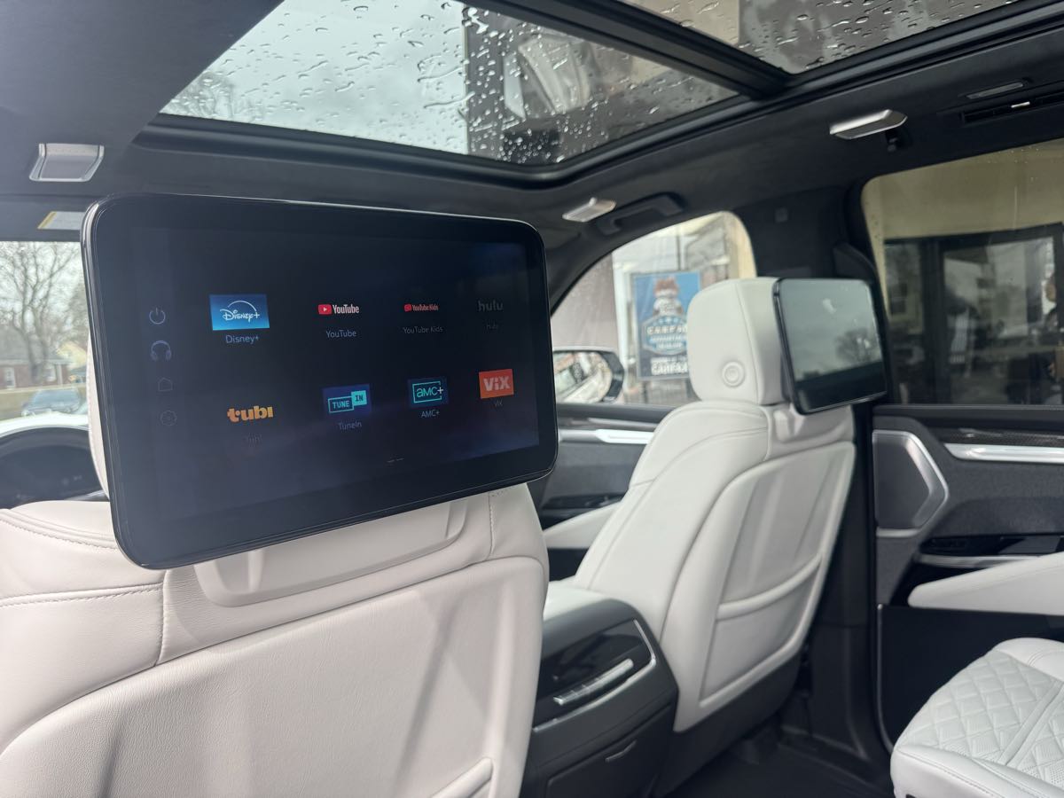 2025 Cadillac Escalade ESV V-Series - Photo 37