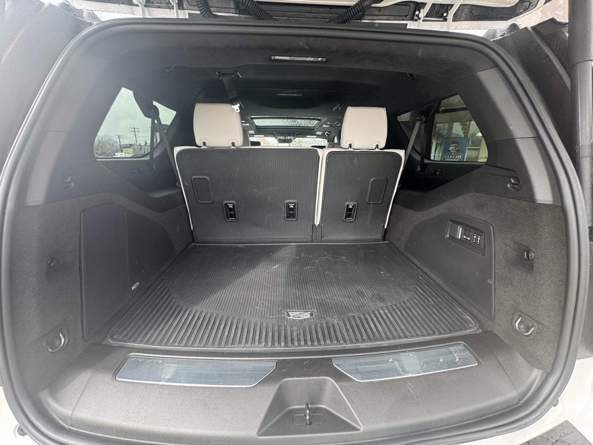 2025 Cadillac Escalade ESV V-Series - Photo 40