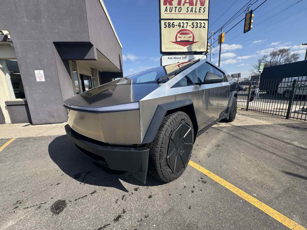 2025 Tesla Cybertruck Base - Photo 2