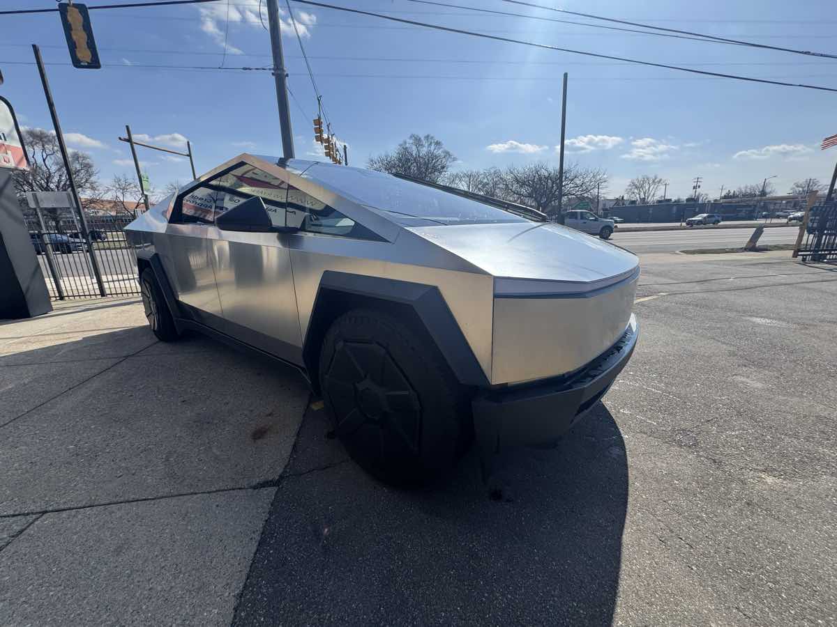 2025 Tesla Cybertruck Base - Photo 4
