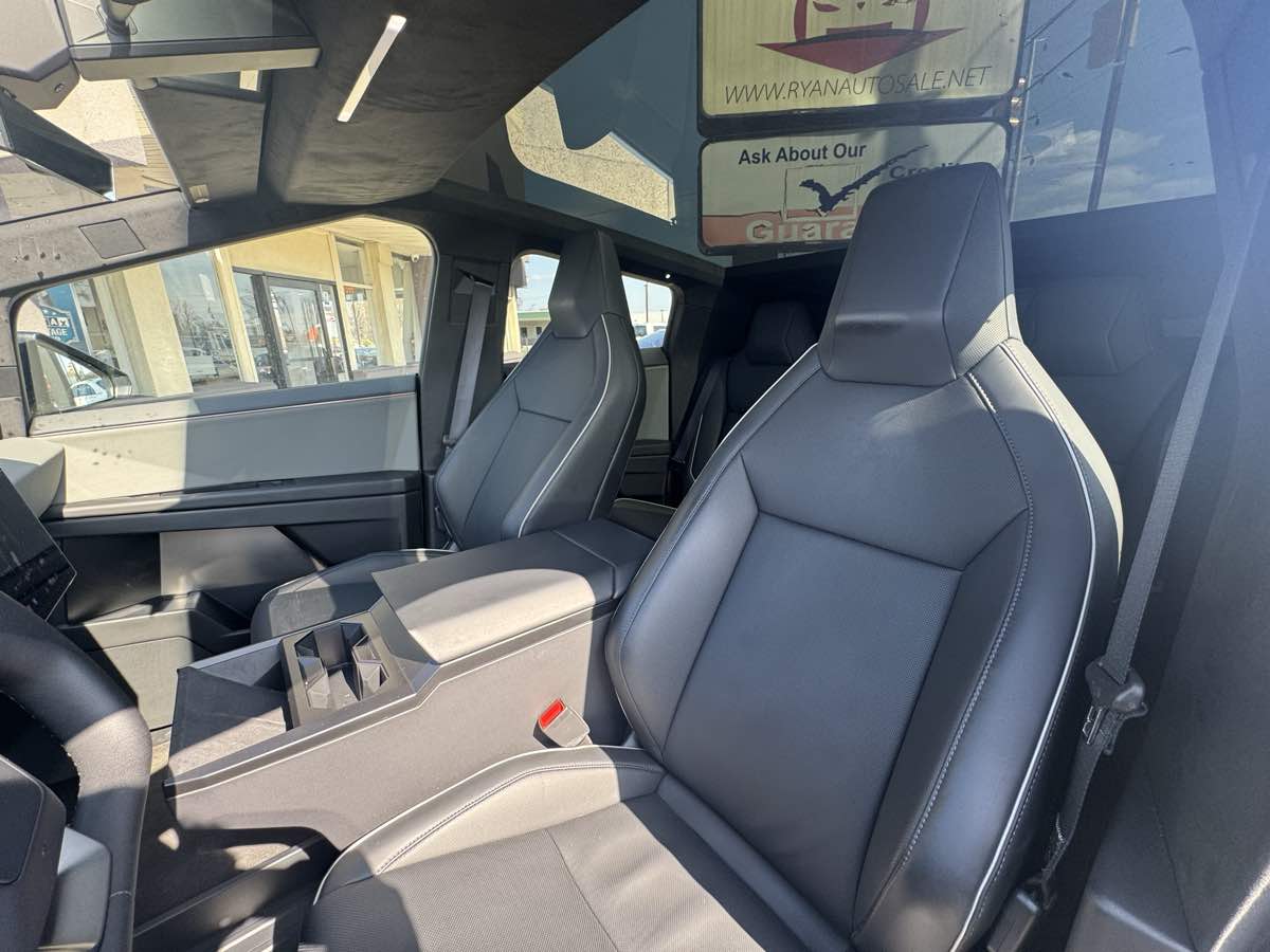 2025 Tesla Cybertruck Base - Photo 14