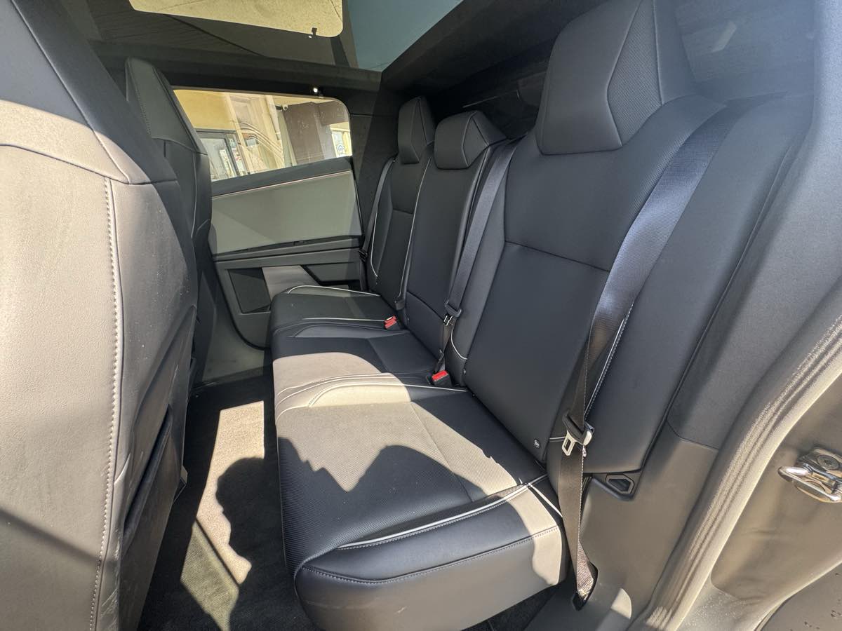2025 Tesla Cybertruck Base - Photo 31