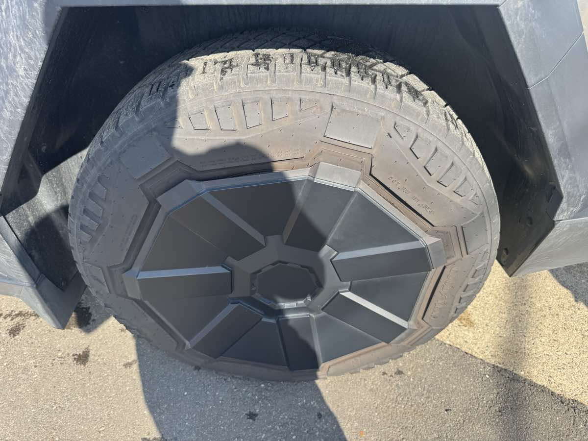 2025 Tesla Cybertruck Base - Photo 35