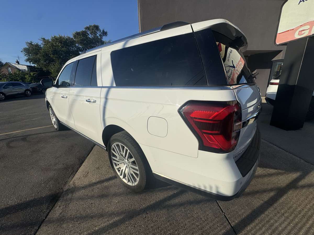 Ford Expedition MAX photo 8