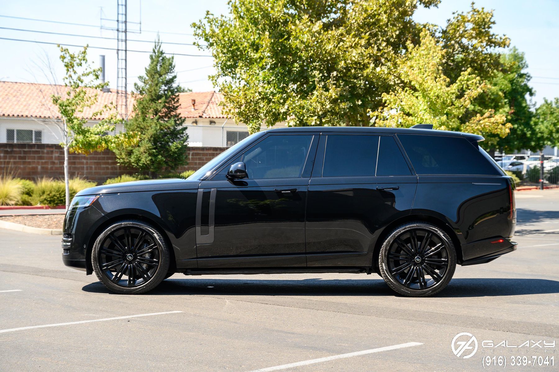 2023 Land Rover Range Rover SE photo 3