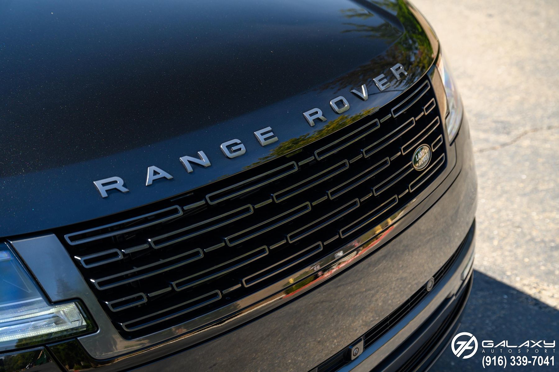 2023 Land Rover Range Rover SE photo 9