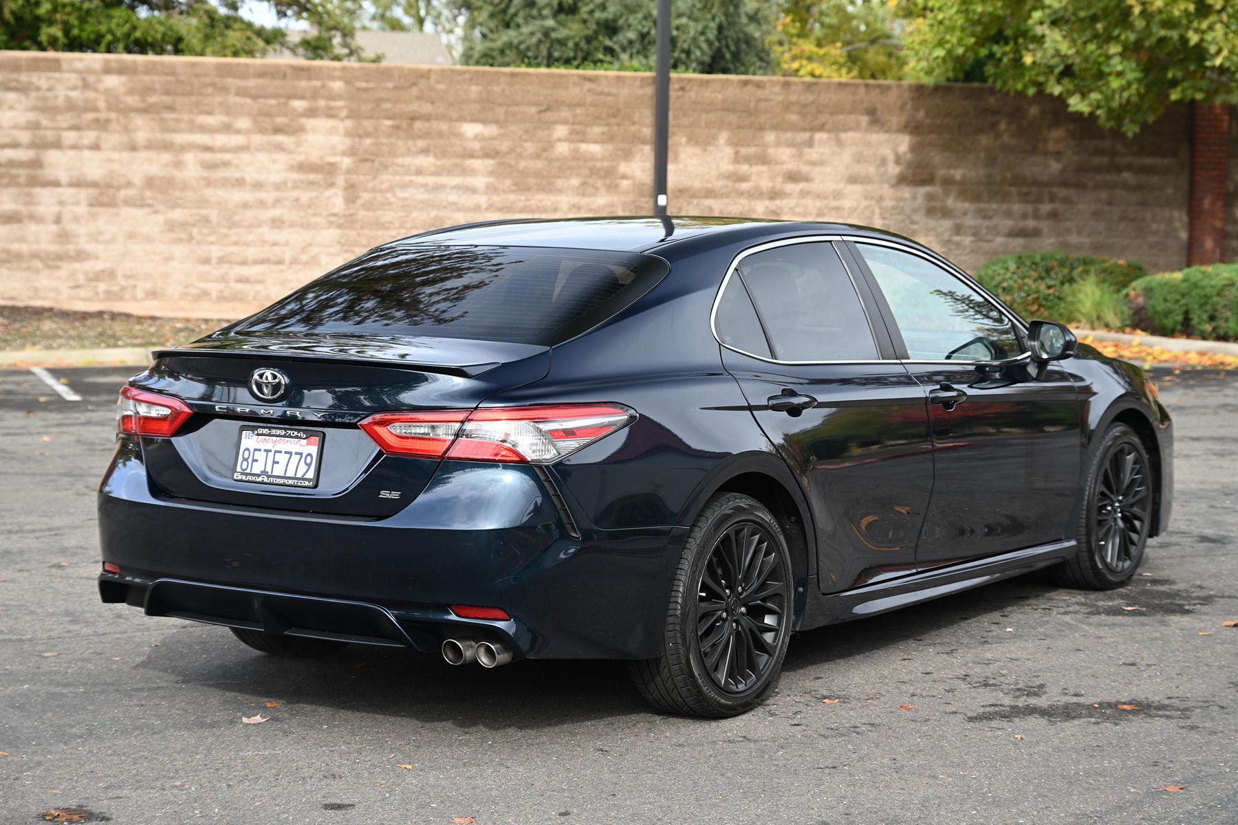 2018 Toyota Camry SE photo 2