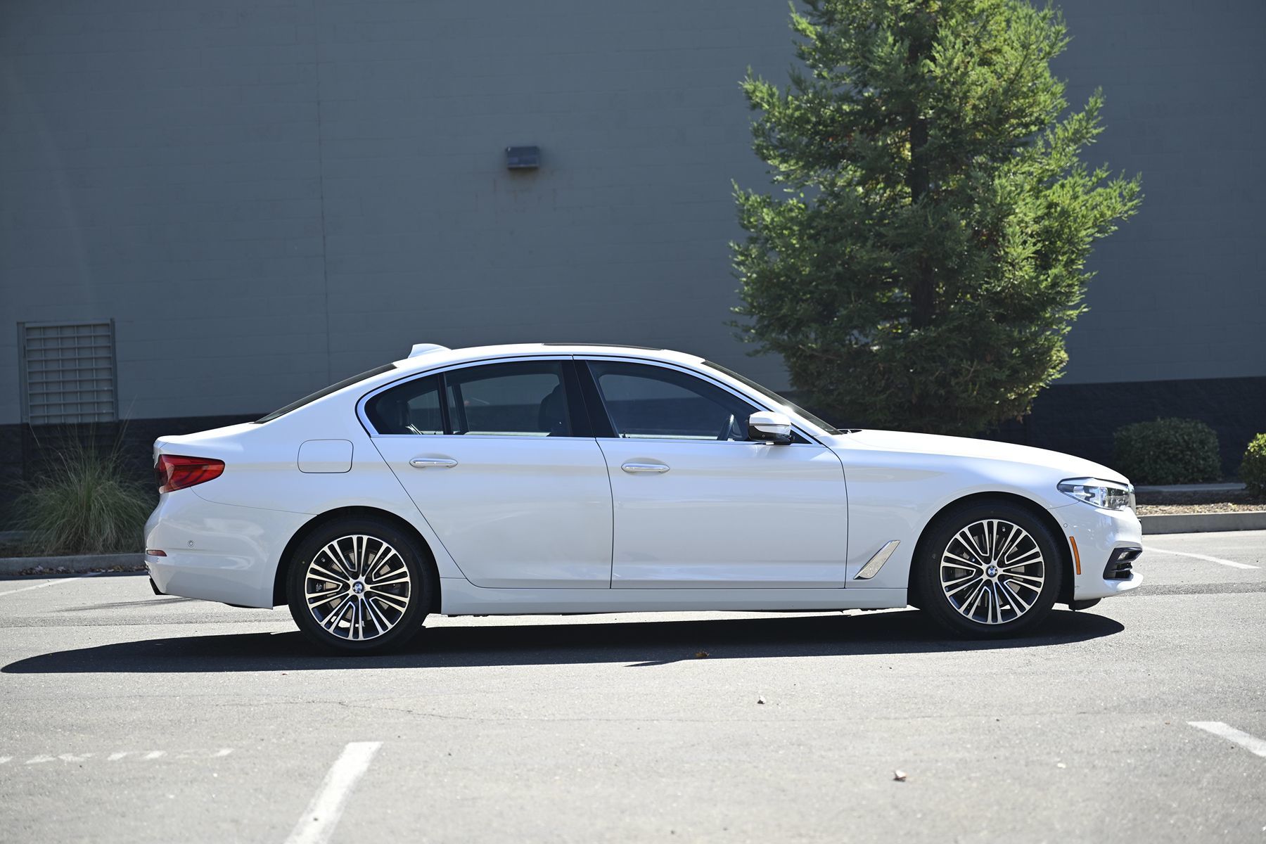 Photo 8 of this BMW 5 Series