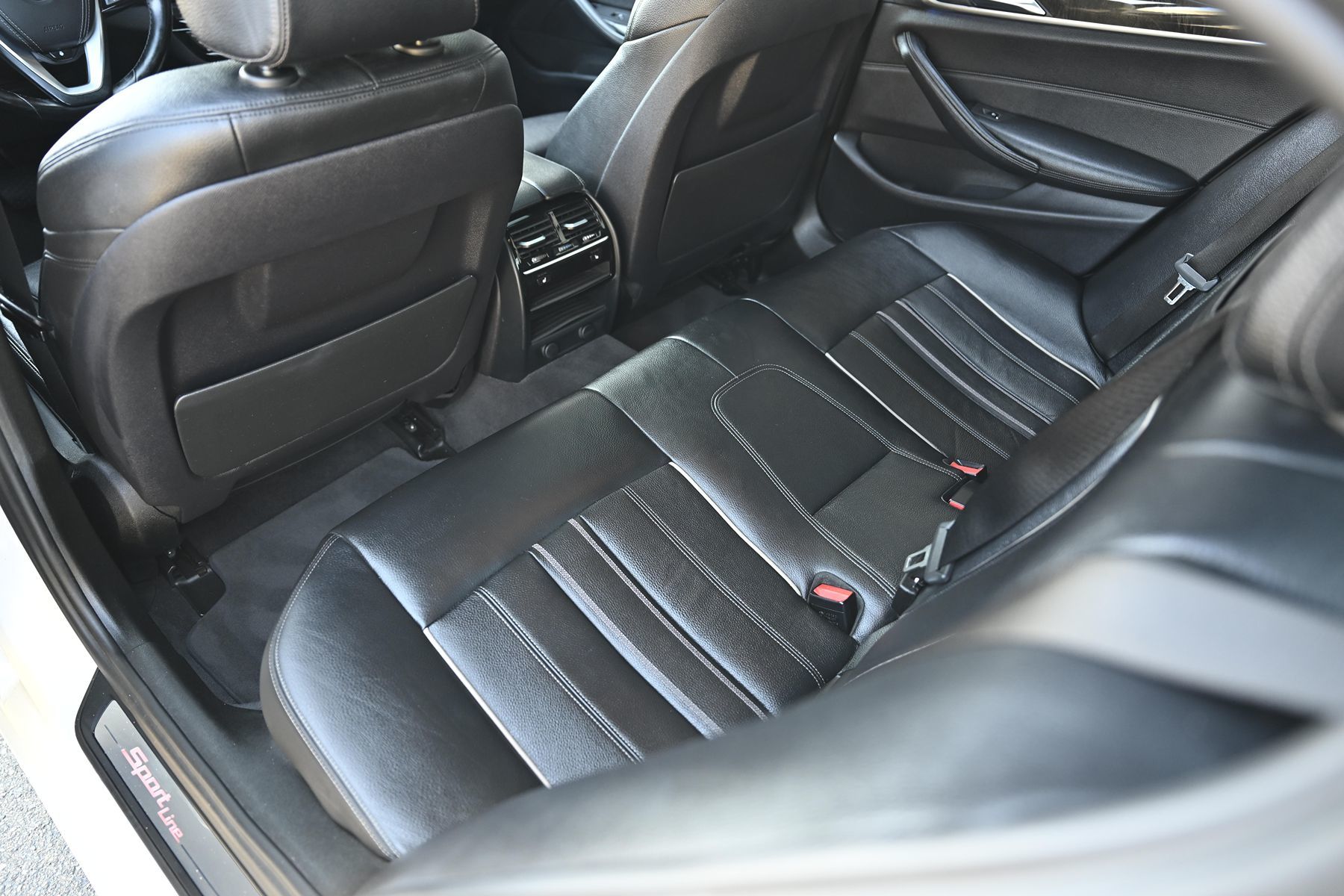 Photo 16 of this BMW 5 Series