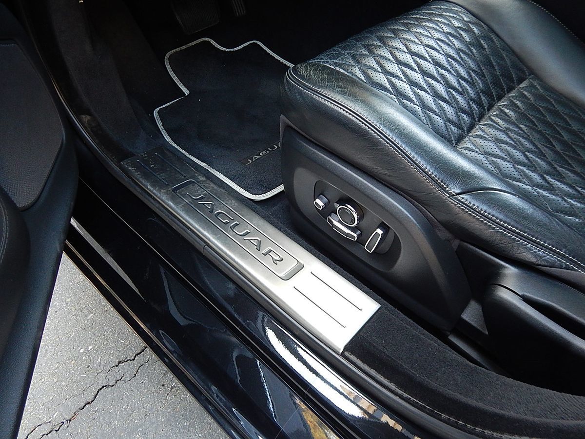 Jaguar XJ photo 11