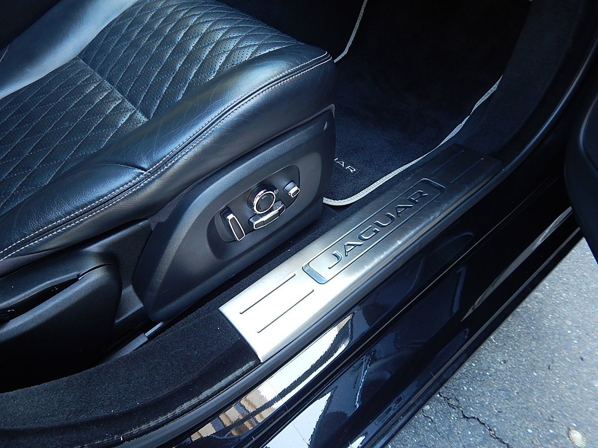 Jaguar XJ photo 18