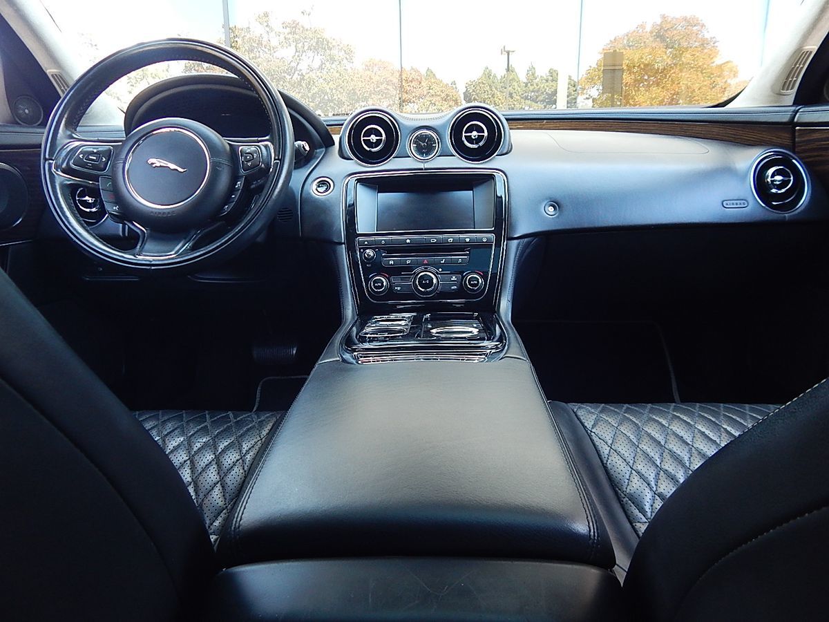 Jaguar XJ photo 26