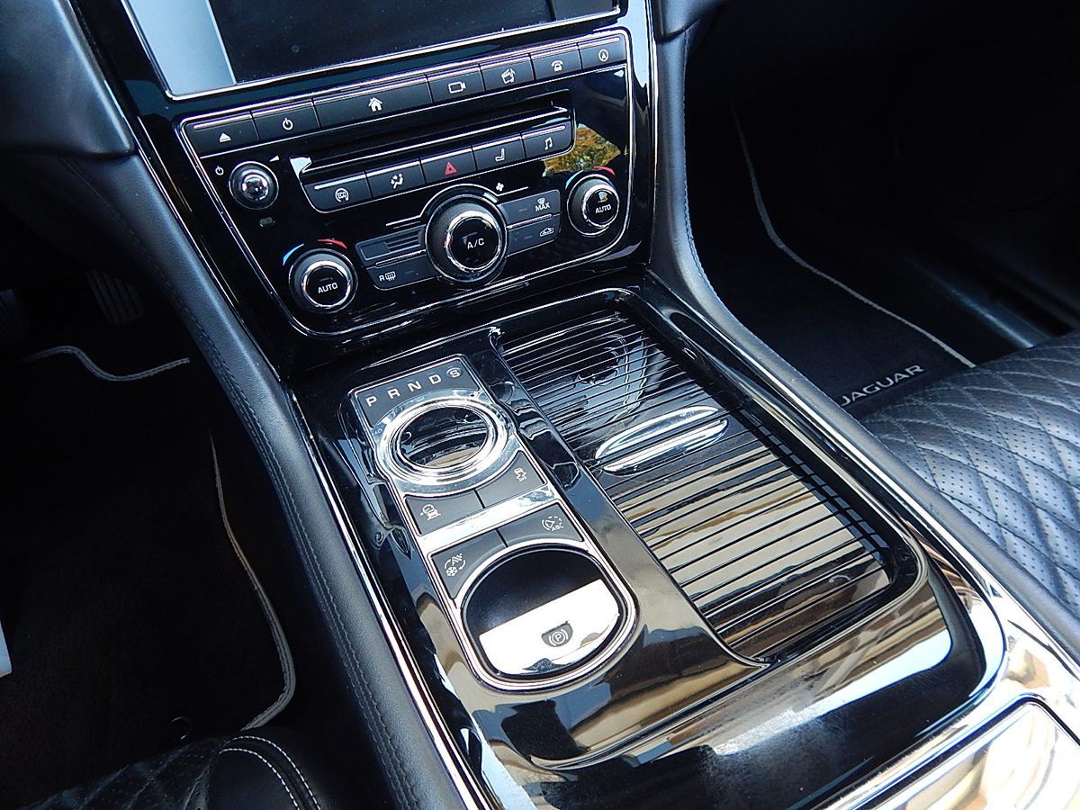 Jaguar XJ photo 29